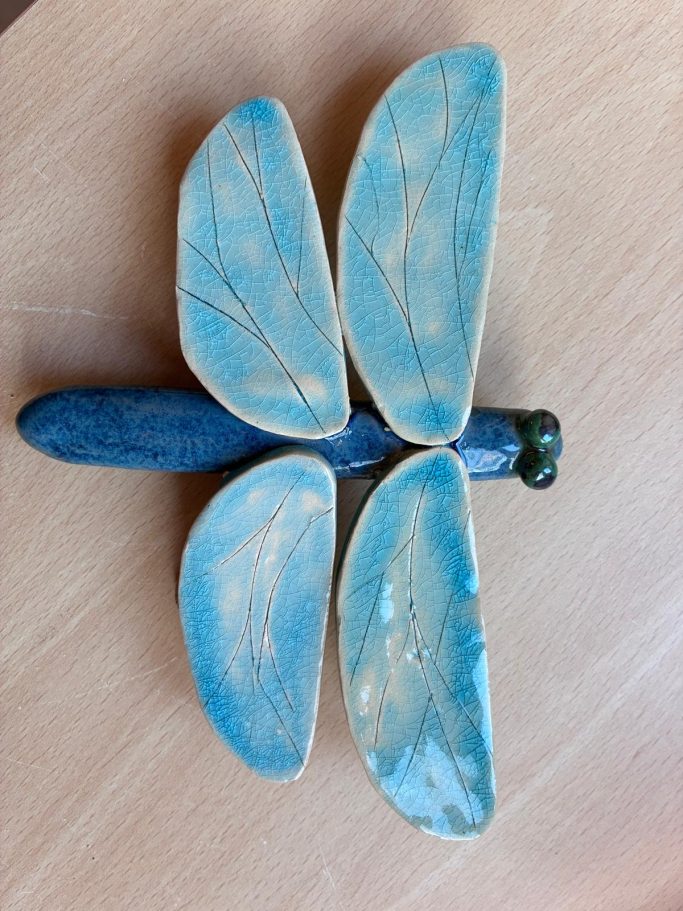 fertig glasierte Libelle mit Glasur in den Farben Blaueffekt und Craquelé türkis