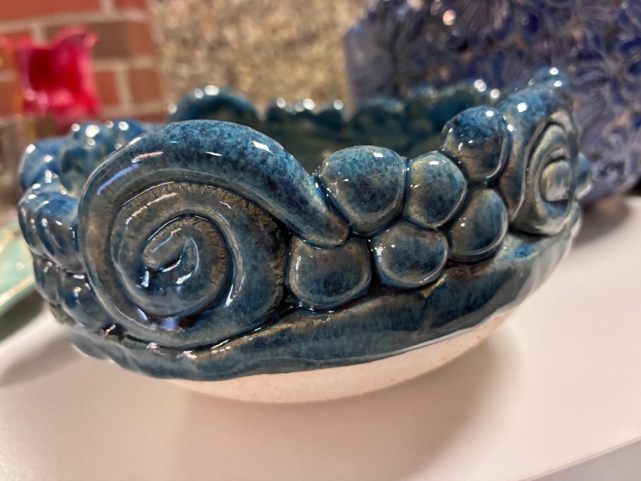glasierte Strandschale mit Glimmer Engobe und Blaueffekt-Glasur