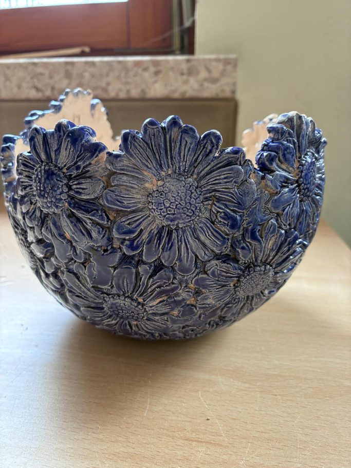 Schale mit Aufbautechnik, Blumenmotive, Hergestellt mithilfe von Silikonformen