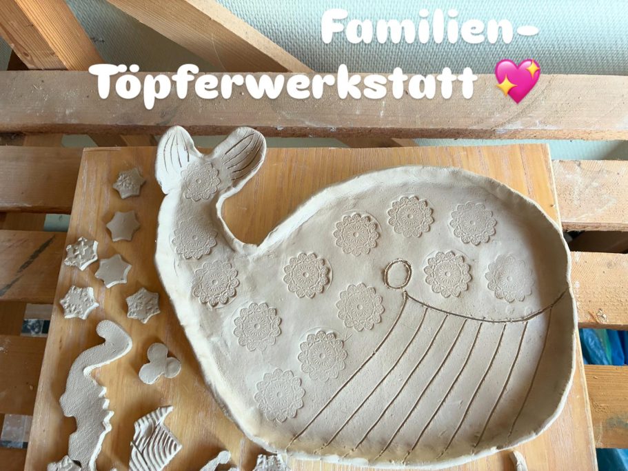 flache Schale Wal aus Plattentechnik, dekoriert mit Tontstempel
