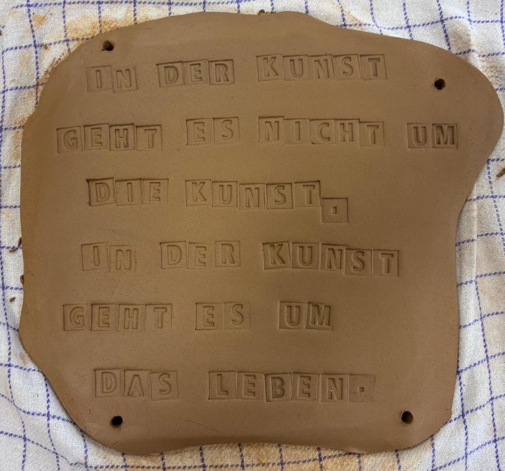 Plattentechnik mit Buchstabenstempel für Schilder