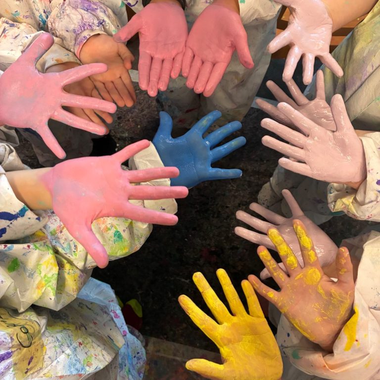Bunt bemalte Hände von Workshop-Teilnehmenden