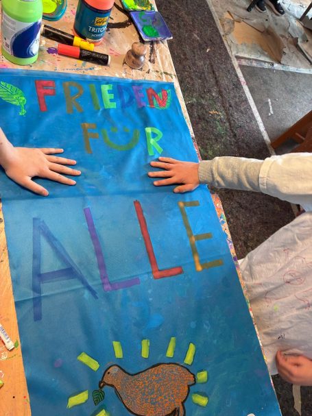 vielfalt im denken, tun und handeln des kulturvereins schneverdingen partizipatorische kunstaktion mit pinx – der malschule, fahnen gestalte